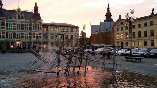 Stora Torg i Kristianstad i skymningen – taxi i centrum dygnet runt